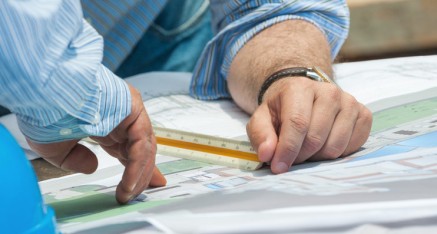 photodune-3256339-discussing-construction-plans-s-e1425589122498-437x234